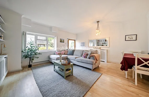 Flat Renfrew Road in Greater London