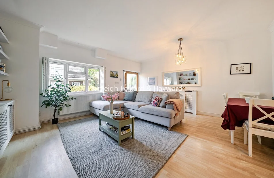 Flat Renfrew Road in Greater London
