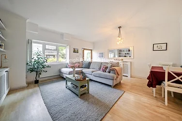 Flat Renfrew Road in Greater London
