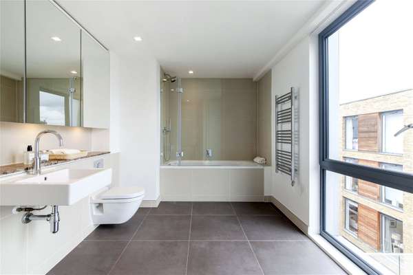 Flat Clapham Common North Side in Greater London
