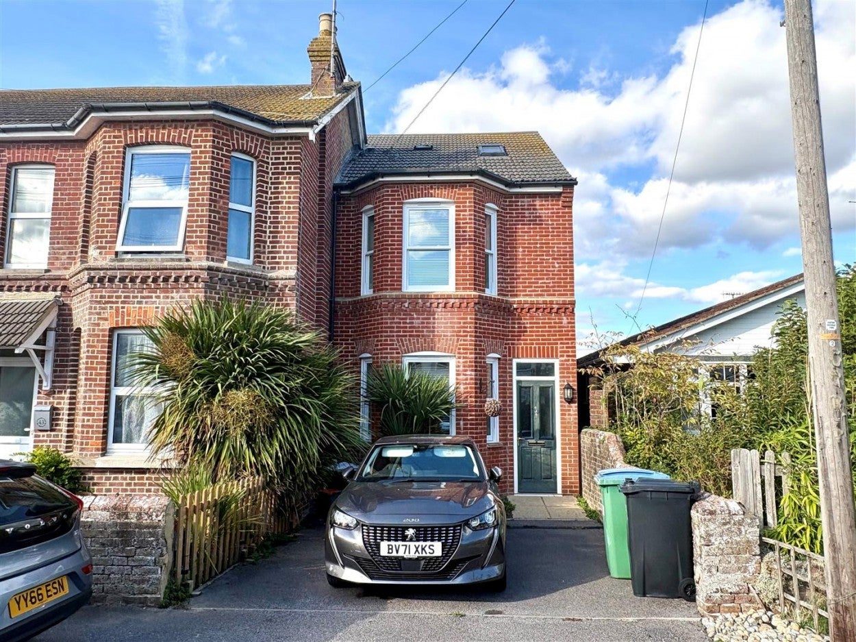 House Willowhayne Avenue in Arun