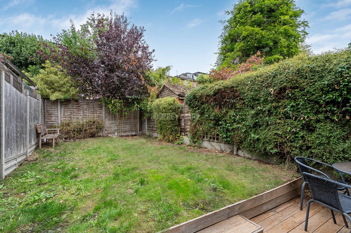 Flat Ingham Road in Greater London