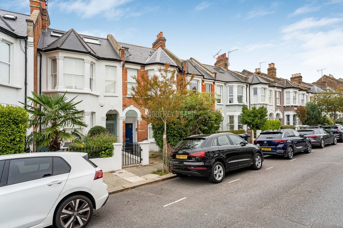 Flat Ingham Road in Greater London