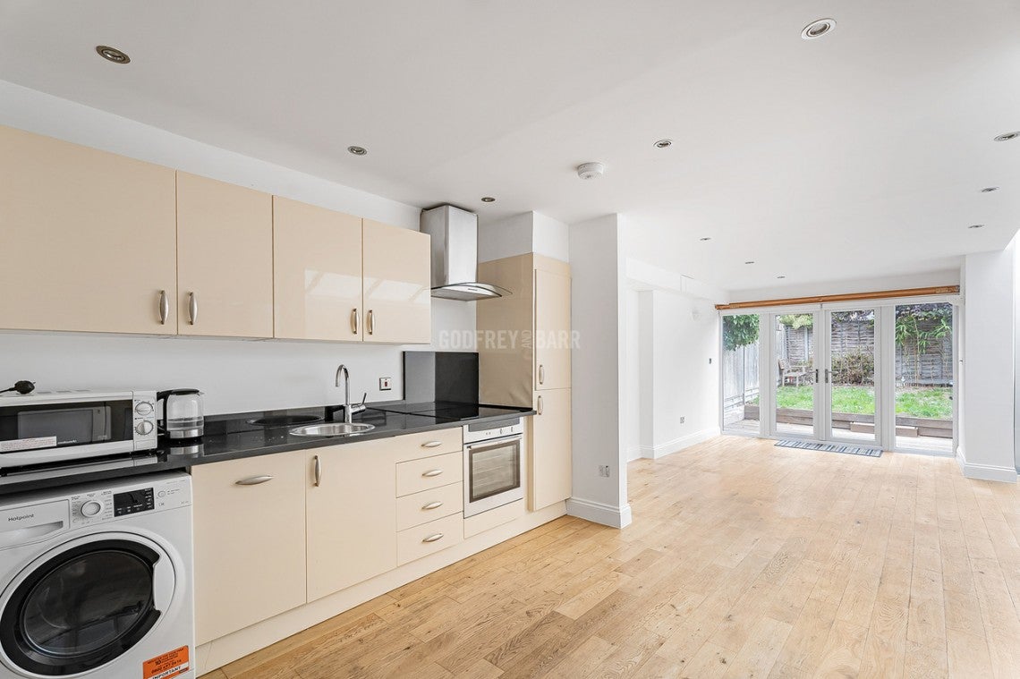 Flat Ingham Road in Greater London
