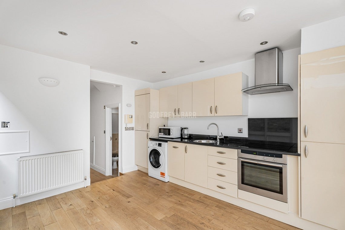 Flat Ingham Road in Greater London