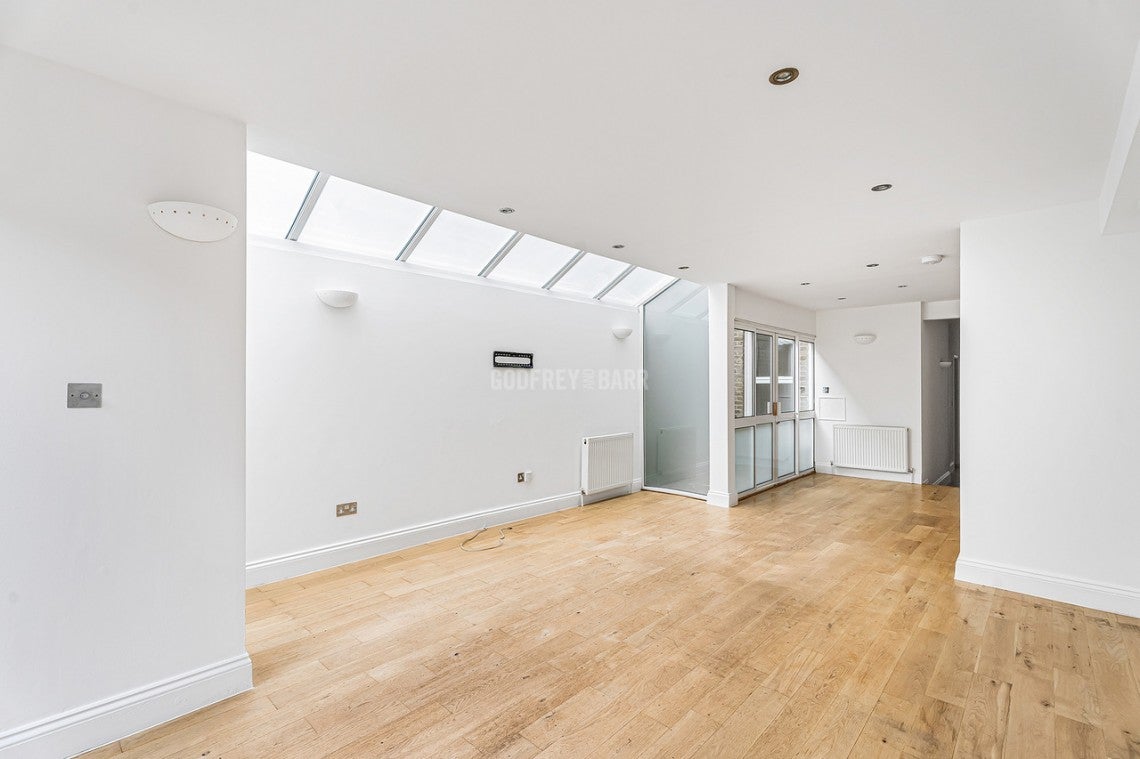 Flat Ingham Road in Greater London