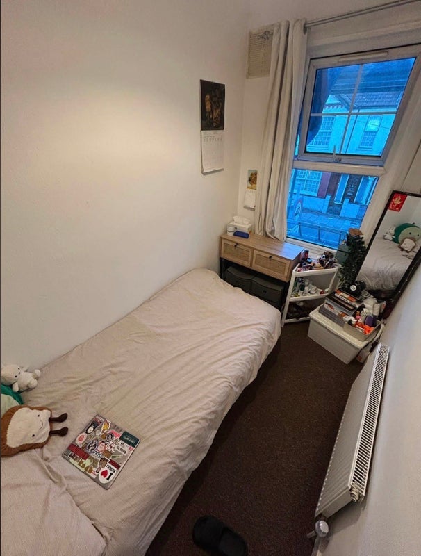 Room Tooting High Street in Greater London