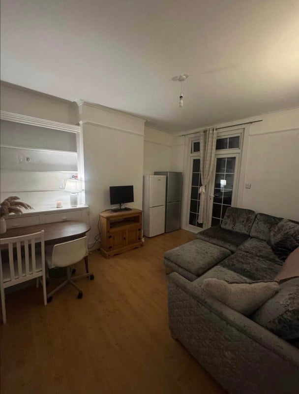 Room Tooting High Street in Greater London