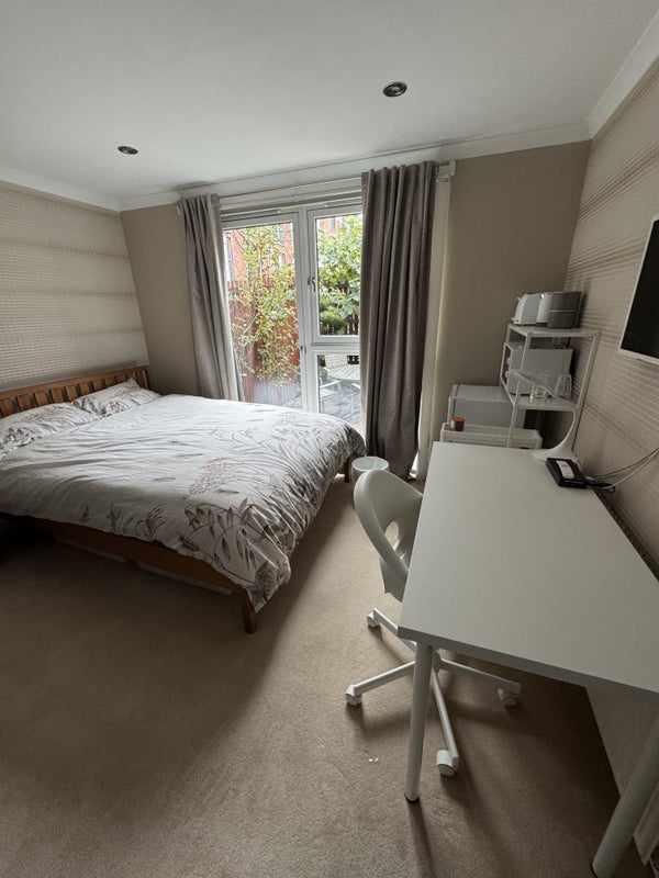 Room Errol Gardens in Glasgow