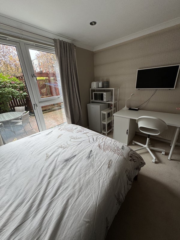 Room Errol Gardens in Glasgow
