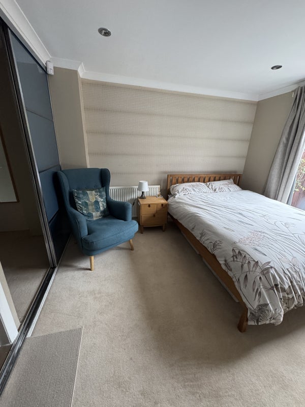 Room Errol Gardens in Glasgow
