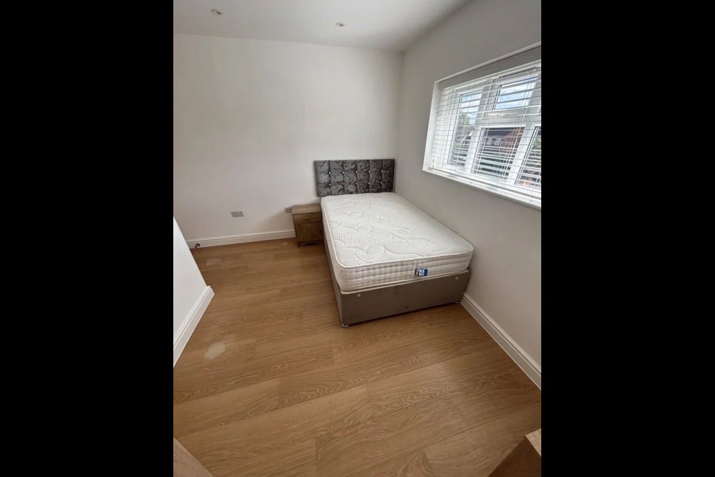 Room Dunnock Drive in Greater London