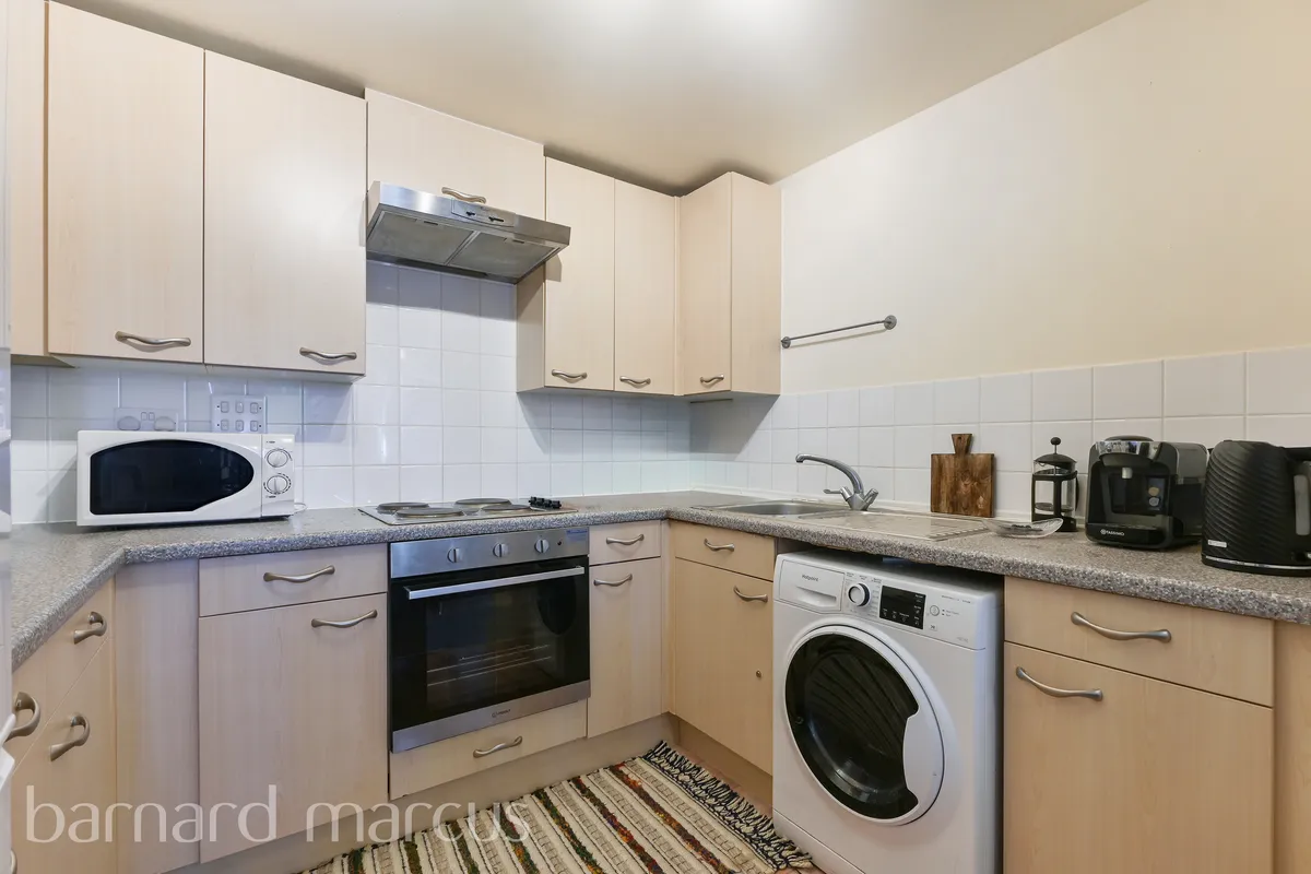 Flat Tilley Road in Greater London