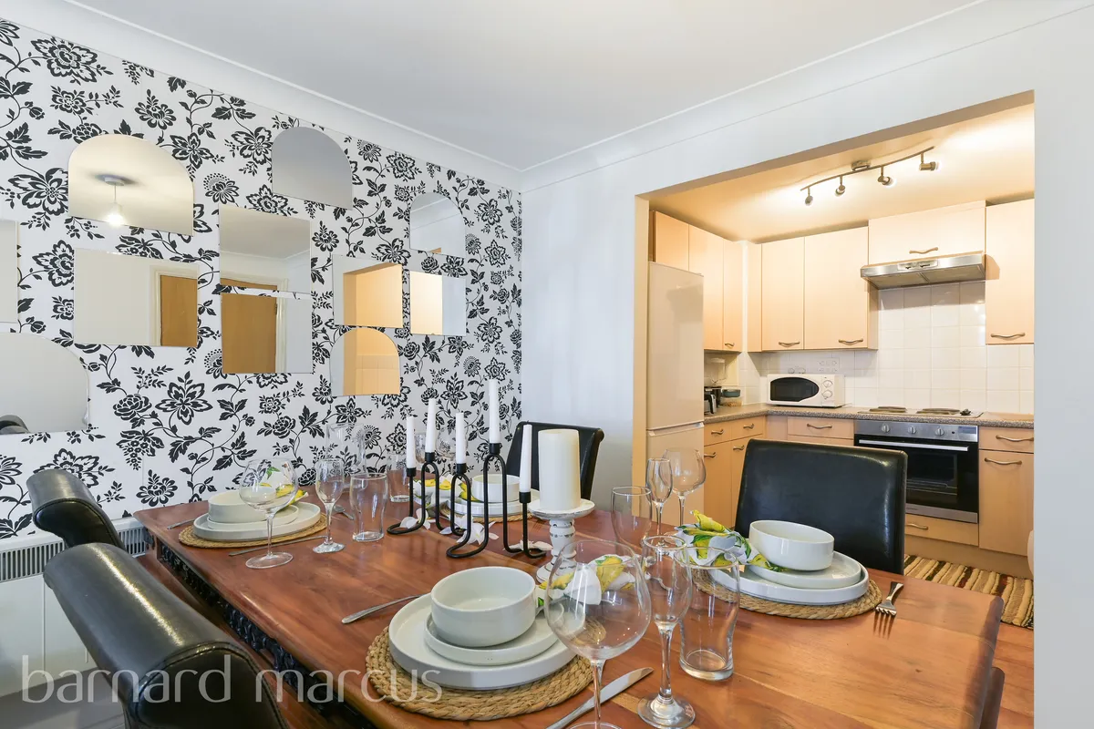Flat Tilley Road in Greater London