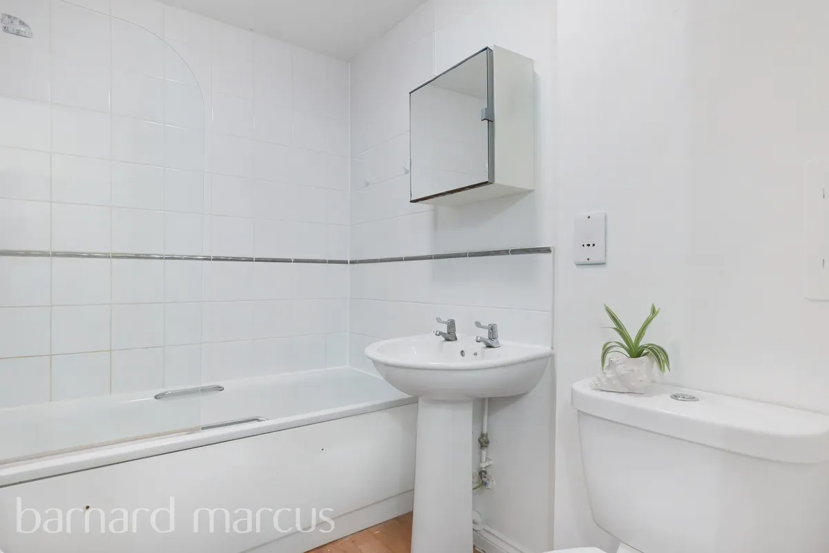 Flat Tilley Road in Greater London