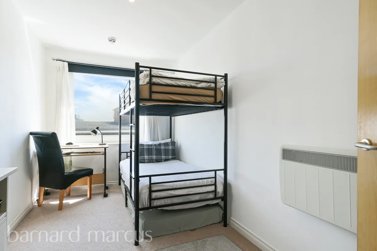 Flat Tilley Road in Greater London