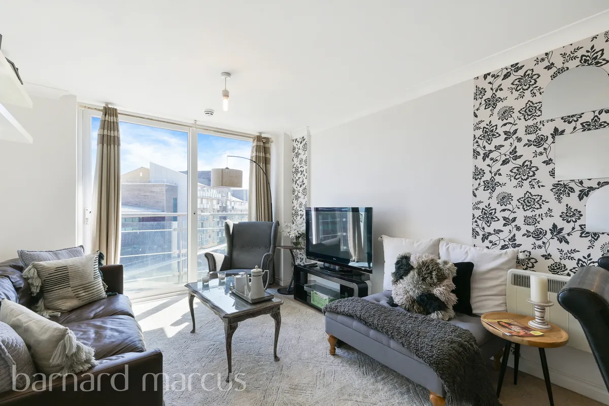 Flat Tilley Road in Greater London