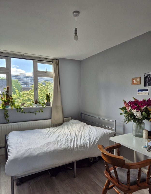Room Hassett Road in Greater London