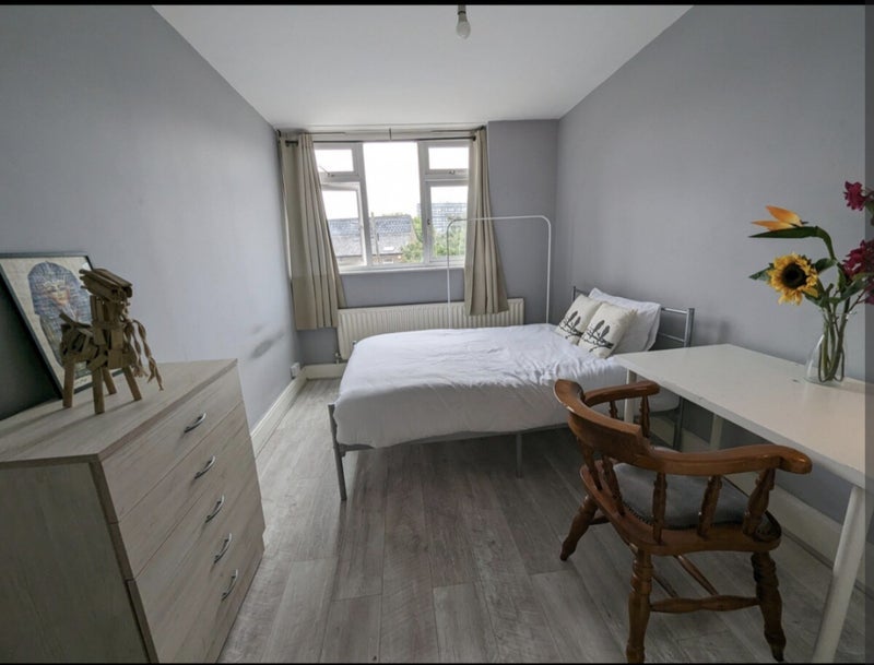 Room Hassett Road in Greater London