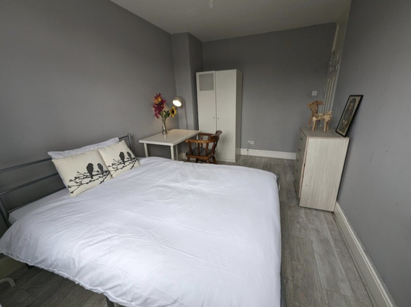 Room Hassett Road in Greater London