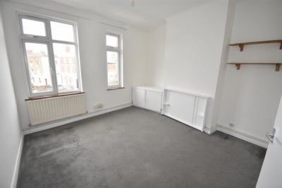 Flat Stratheden Parade in London