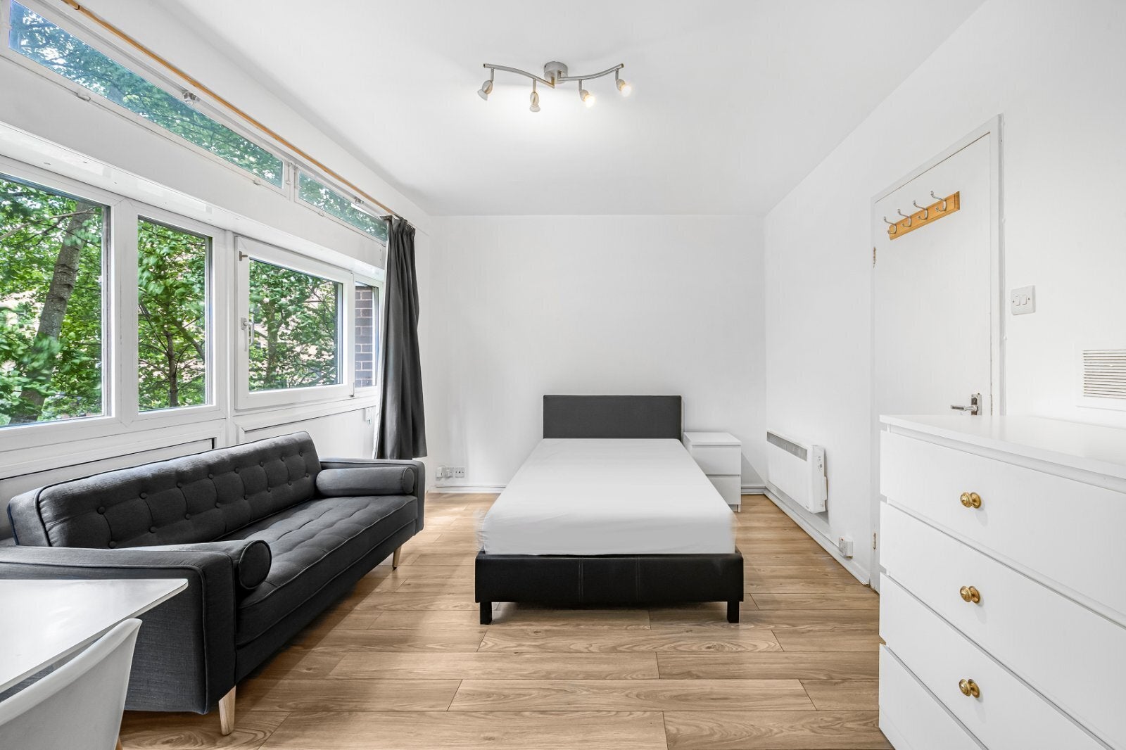 Flat Upper Richmond Road in Greater London