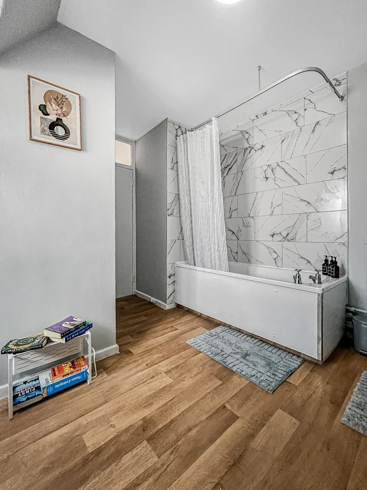 Flat Wyndham Road in Greater London