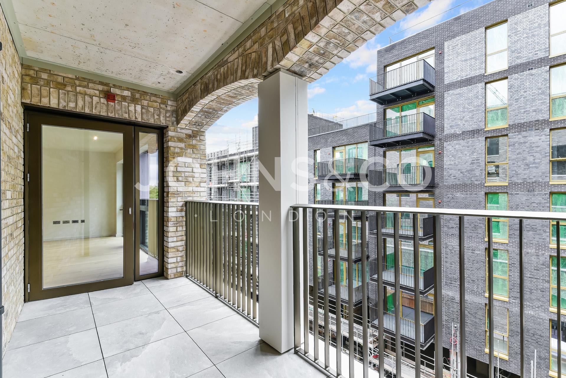 Flat Bradshaw Yard in Greater London