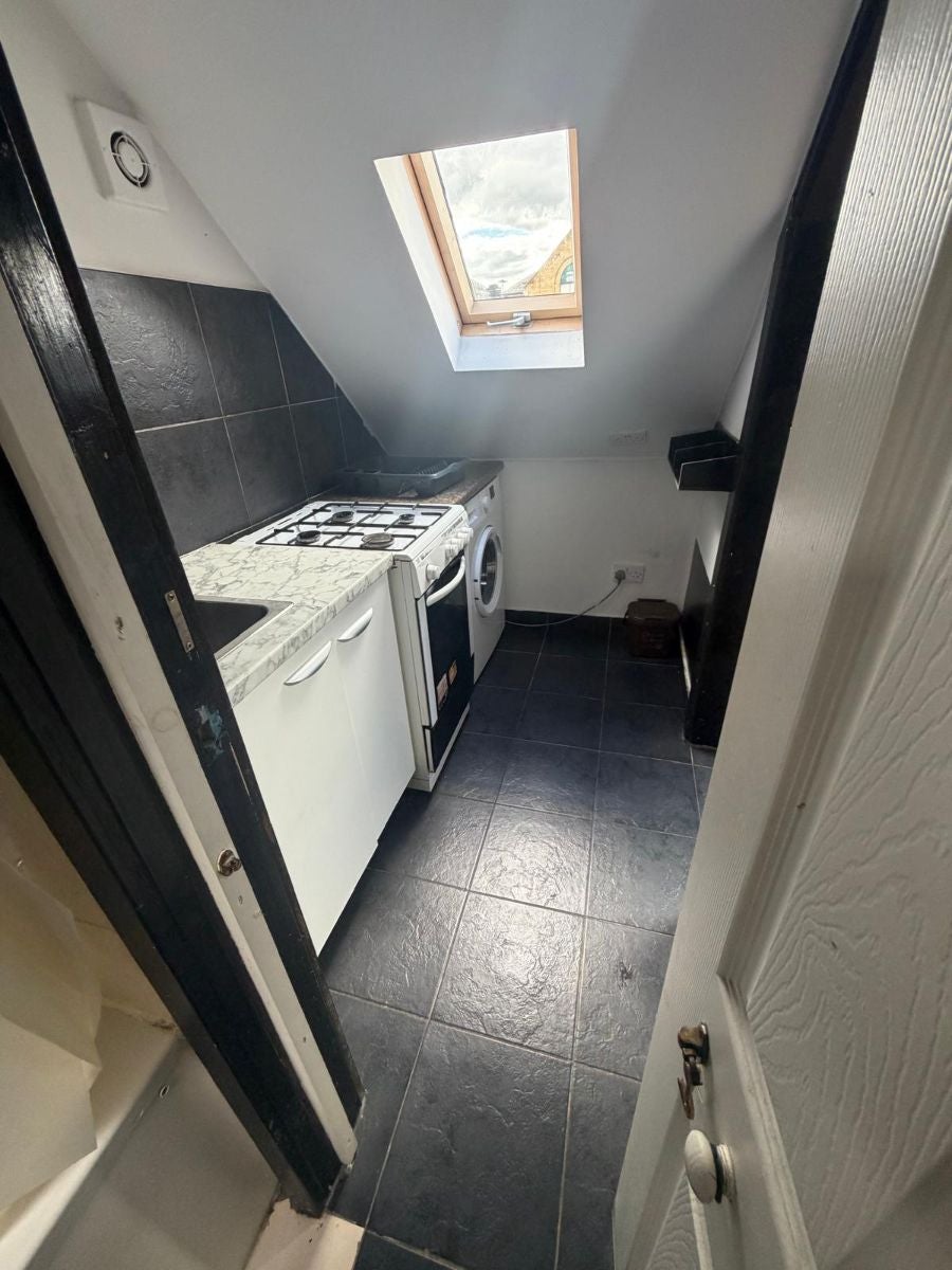 Flat Renters Avenue in Greater London