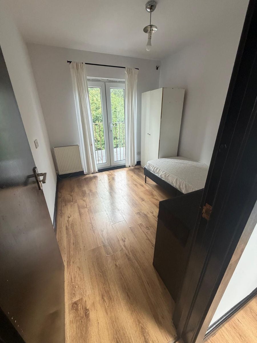 Flat Renters Avenue in Greater London