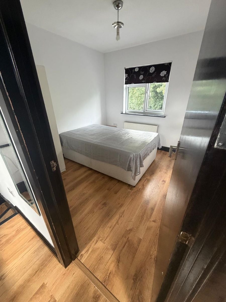 Flat Renters Avenue in Greater London