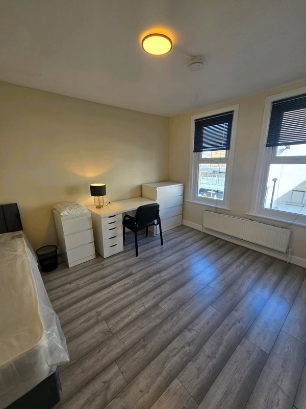 Room Whitechapel Road in Greater London
