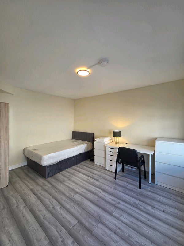 Room Whitechapel Road in Greater London
