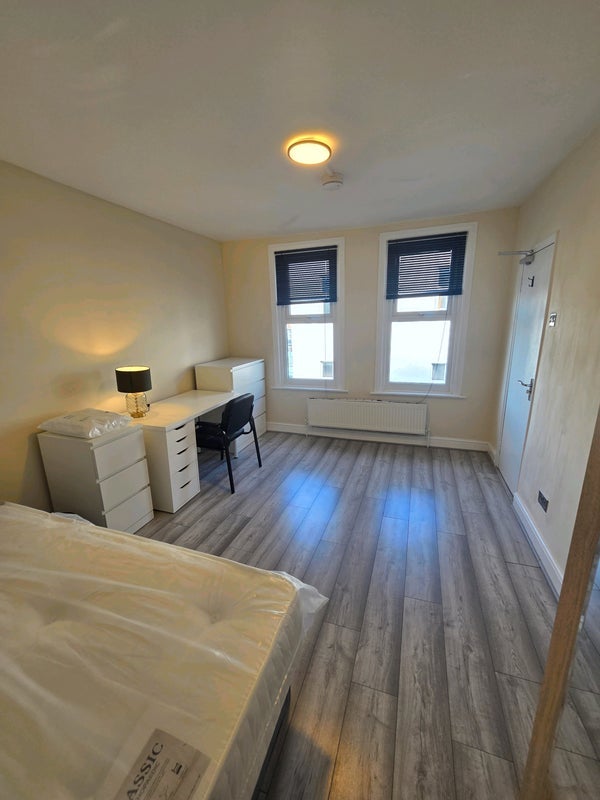 Room Whitechapel Road in Greater London