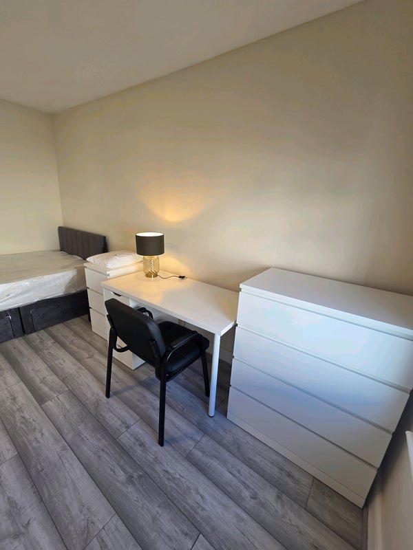 Room Whitechapel Road in Greater London