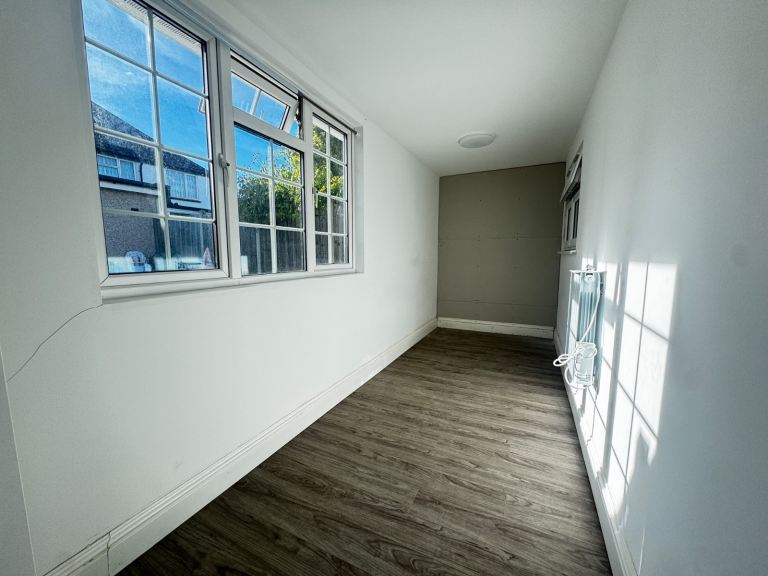 Flat Pentlands Close in Greater London