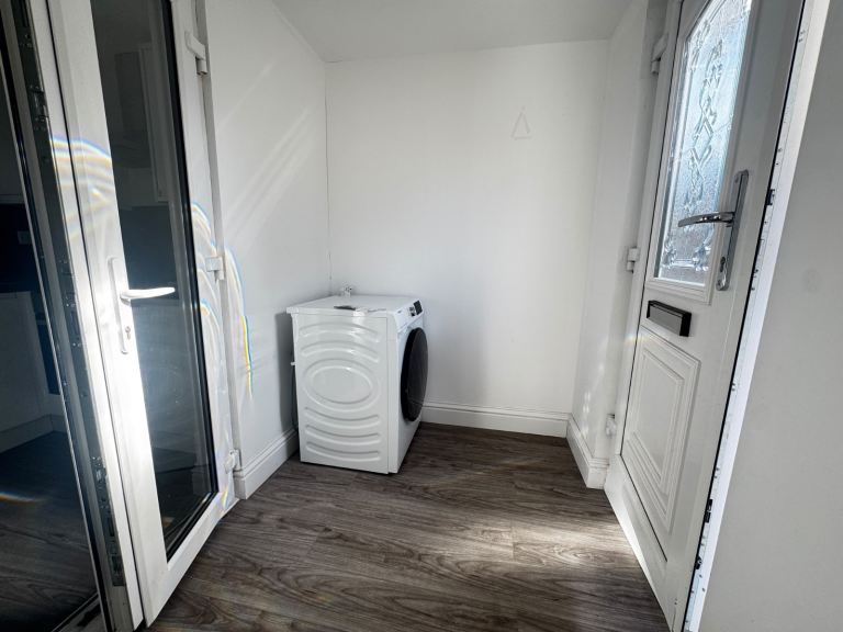 Flat Pentlands Close in Greater London
