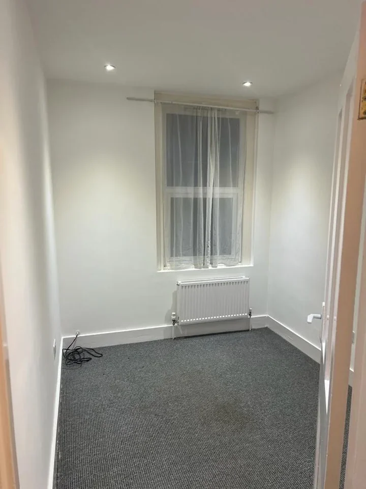 Flat Allfarthing Lane in Greater London