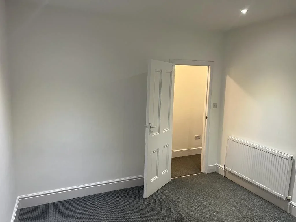 Flat Allfarthing Lane in Greater London
