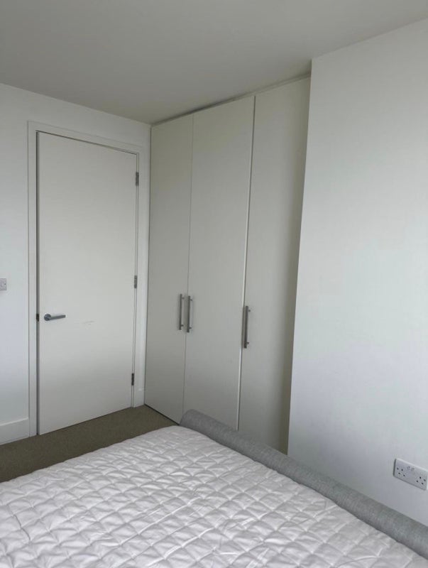 Room Daneland Walk in Greater London