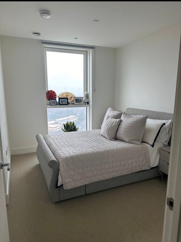 Room Daneland Walk in Greater London