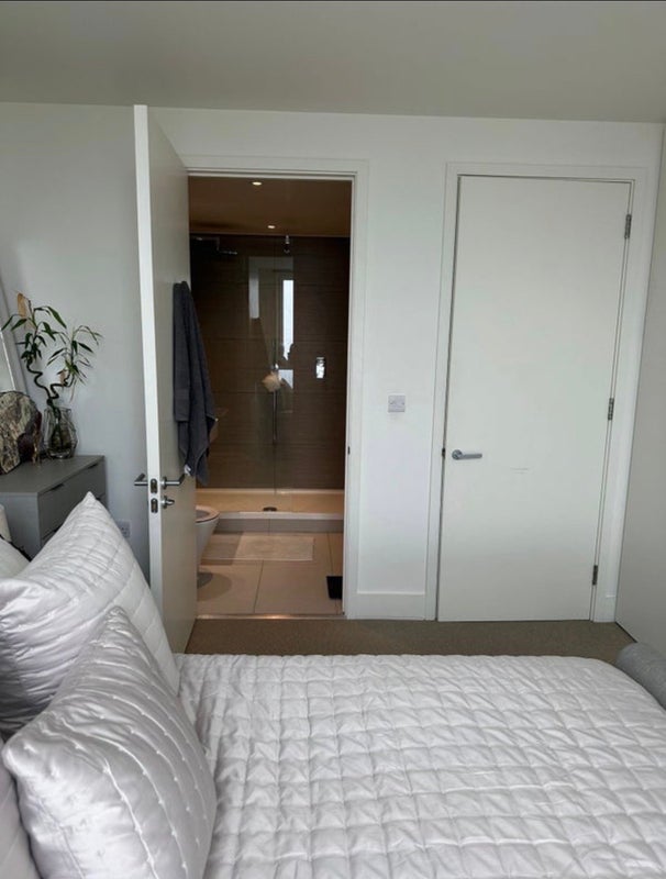 Room Daneland Walk in Greater London