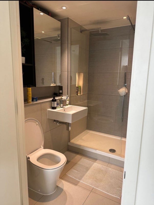 Room Daneland Walk in Greater London