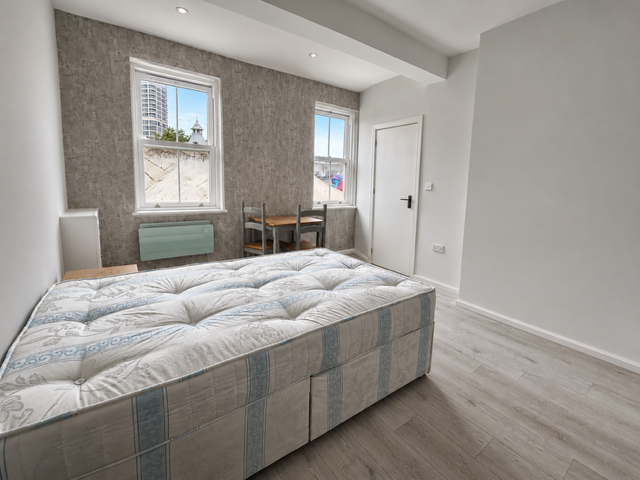 Room Commercial Road in Swindon