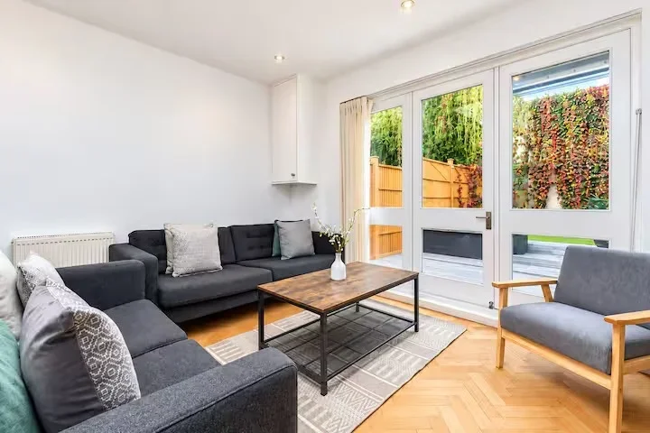 Flat Ellerslie Road in Greater London