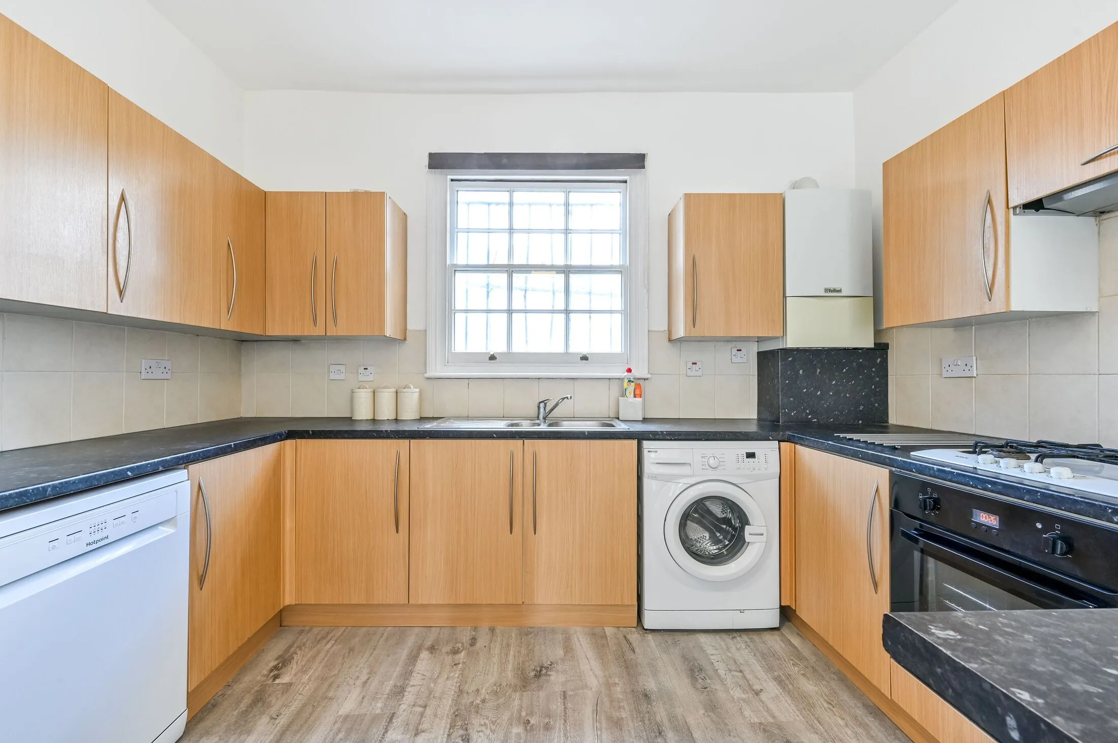Flat Queen Margaret's Grove in Greater London