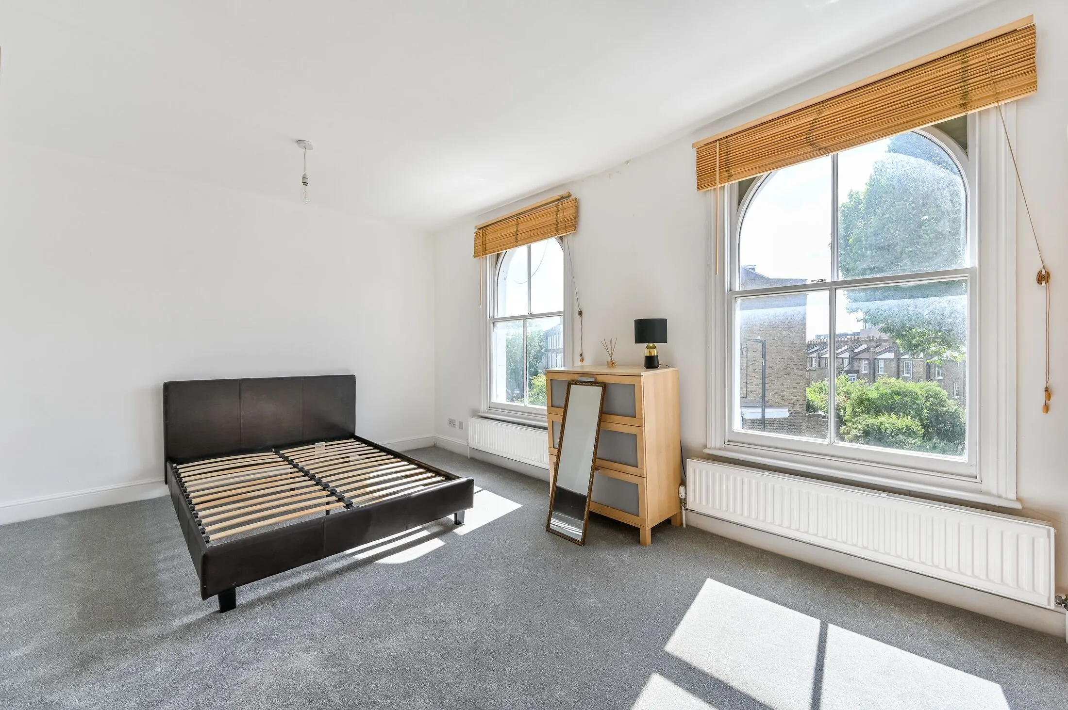 Flat Queen Margaret's Grove in Greater London