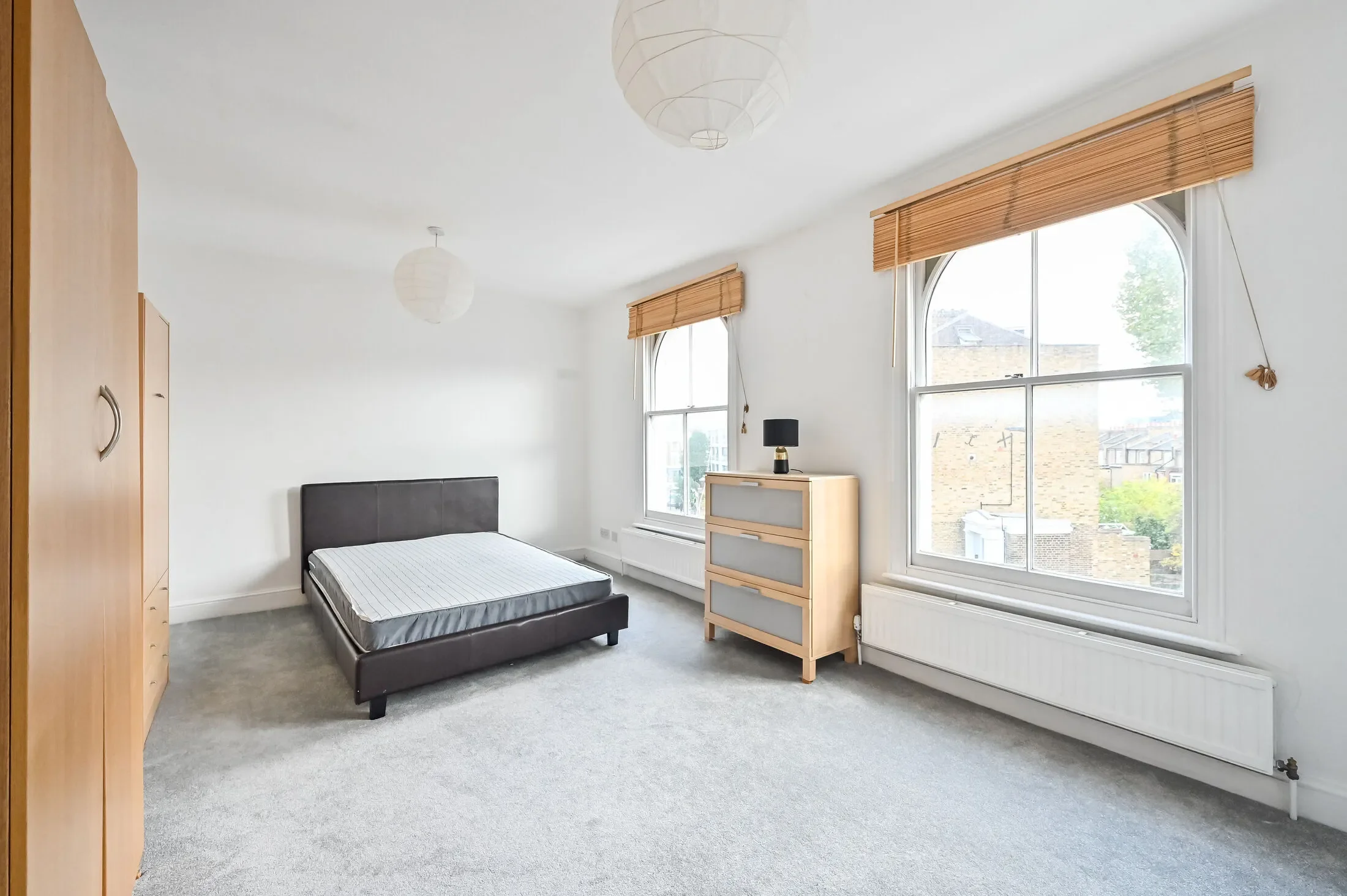 Flat Queen Margaret's Grove in Greater London