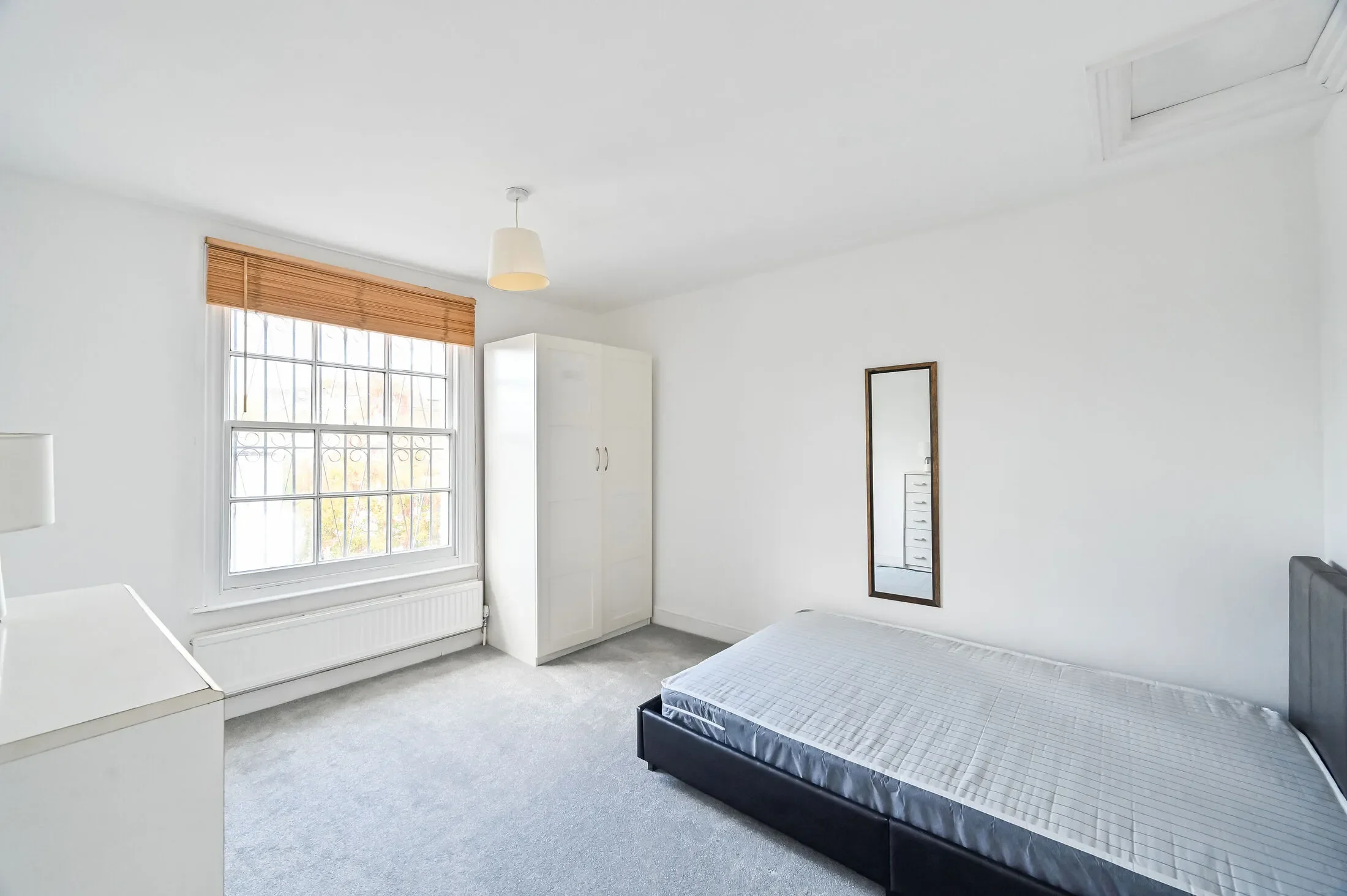 Flat Queen Margaret's Grove in Greater London