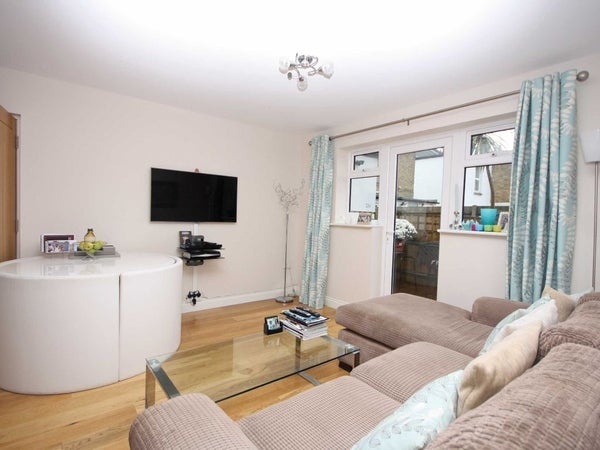 Flat Bond Road in London
